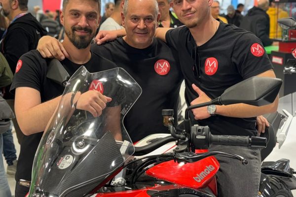 mdnmoto-gr_who-we-are_mdnfamily3